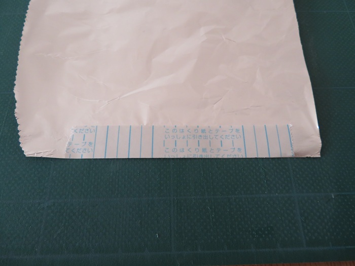両面テープをアルミホイルに貼った図